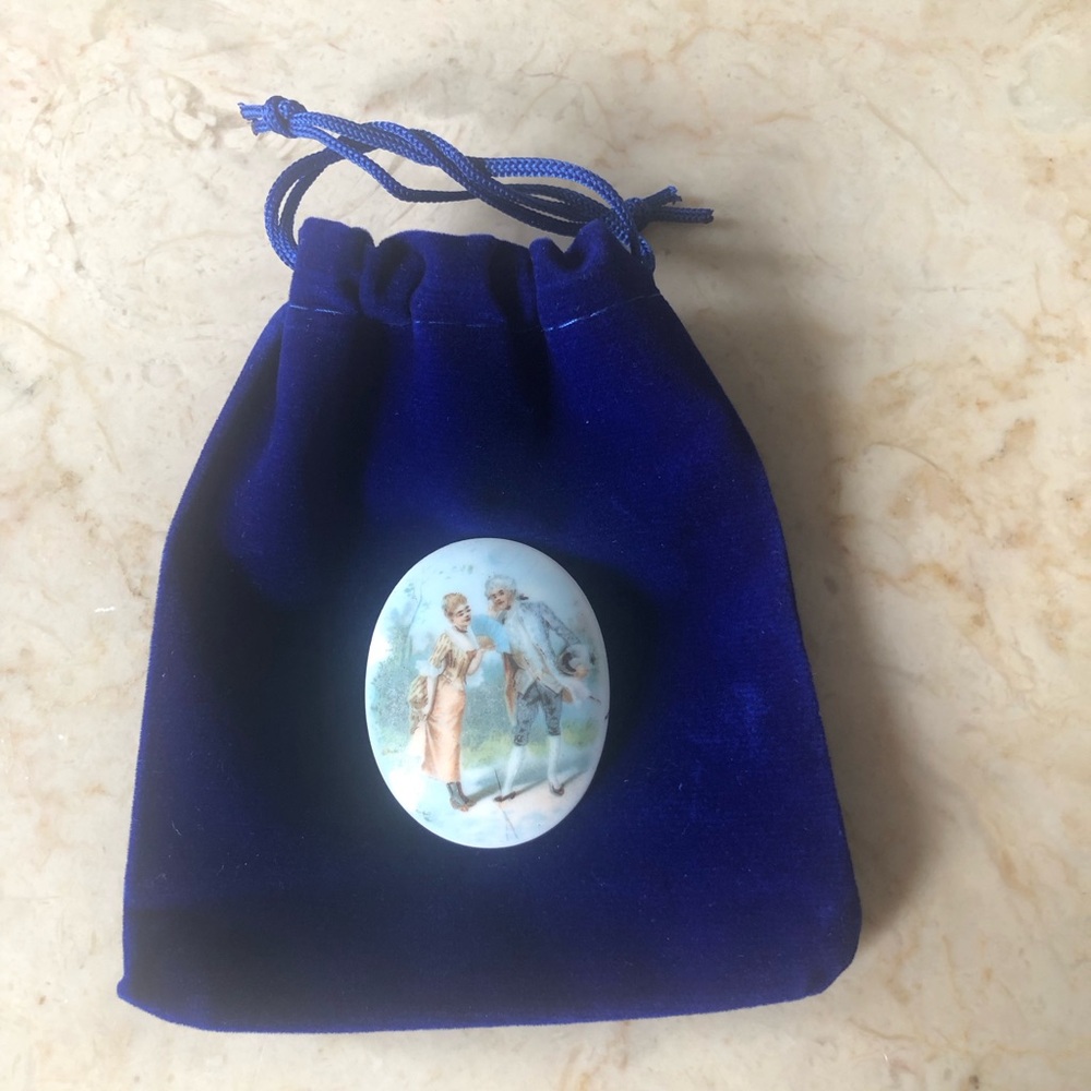 VINTAGE PAINTED PORCELAIN BROOCH